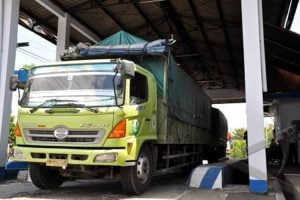 truk overloading melewati jembatan timbang